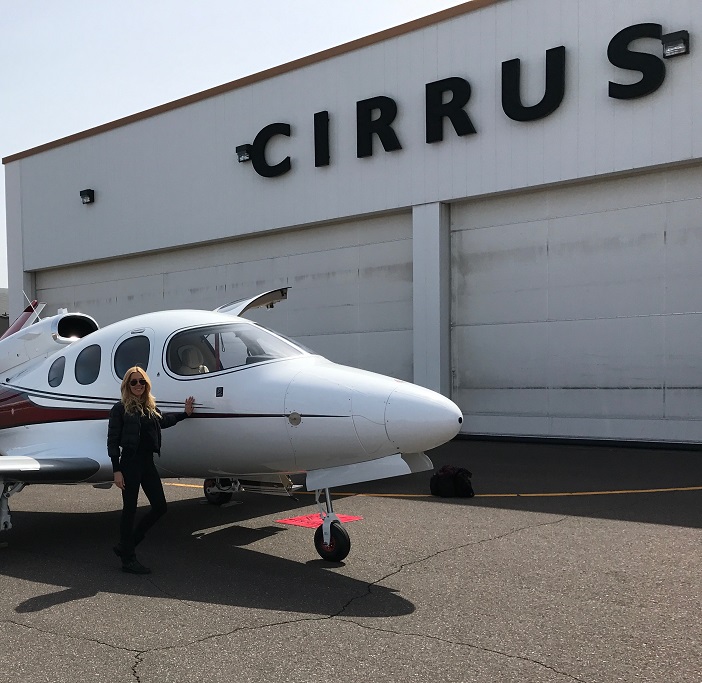 Cirrus SF50 Vision und die erste lizensierte Pilotin dieser Maschine